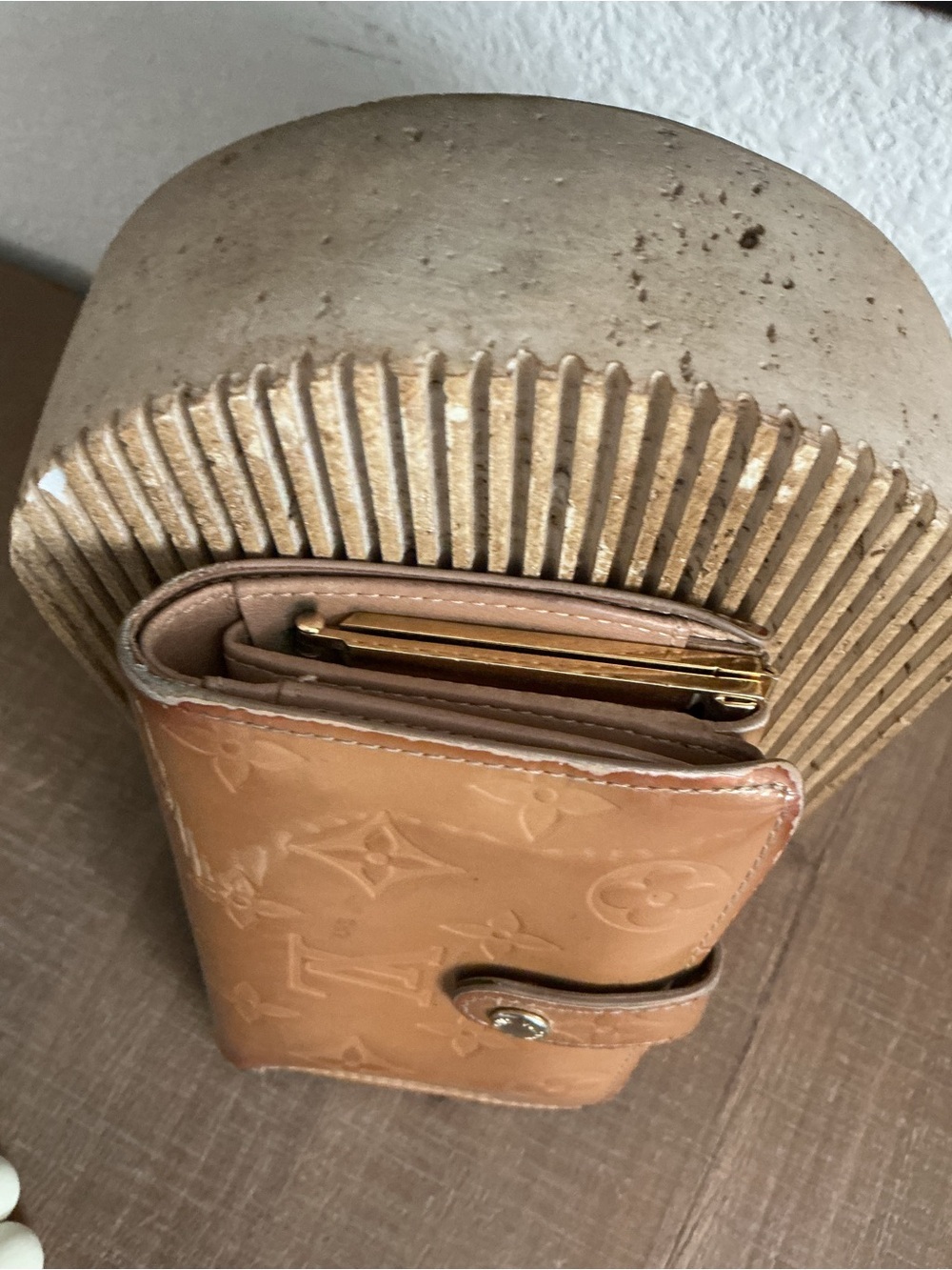 Louis Vuitton Vernis Monogram Kisslock Compact Wallet in Tan/Gold - Picture 4 of 8